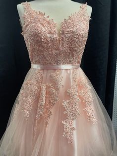 Esmeralda's Boutique Kleid in Größe XS mit wunderschöner Spitze. Kurzes Kleid perfekt für Heimkehr oder Abschlussball oder einen besonderen Anlass. Prom Dress Rose Gold, Ball Gown Dress, Short Gowns, Boutique Dress, Lace Short, Ball Gown Dresses, Gown Dress, Dress Ideas, Boutique Dresses