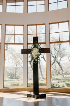 Canyonwood Ridge Dripping Springs wedding venue indoor chapel with simple details and stunning floor to ceiling windows. Photography by Leah Thomason Photography Chapel Wedding Decor, Wedding Ceremony Simple, Simple Wedding Ceremony, Austin Texas Wedding Venues, Canyonwood Ridge, Indoor Wedding Ceremony, Elegant White Wedding, Ceremony Florals, Texas Wedding Venues