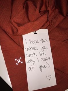 a note attached to a red shirt that says, i hope this makes you smile the way i smile at you