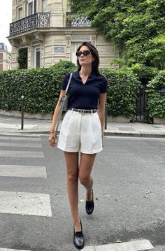 Short Work Outfit, White Short Trousers Outfit, Casual Elegant Summer Outfits, White Trouser Shorts Outfit, Royal Summer Outfits, Munich Germany Outfit Summer, Summer Outfits 2024 Classy, Summer Buisnesscore Outfit, Buisnesscore Outfit Summer