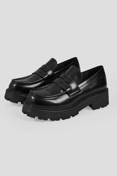 Vagabond Cosmo 2.0 chunky tread sole loafer 90's grunge polished black leather | pipe and row pipeandrow.com @pipeandrow perfect easy casual, day to night, comfortable, Scandinavian style, swedish style, Scandinavian fashion, Scandinavian design, Swedish Design, Modern fashion #pipeandrow #notyouraveragestaple #vagabond #blackboots #chunkyboots #grungestyle #90’s #90’sstyle #swedishdesign #swedishstyle #scandinavianstyle #scandinavianfashion #blackboots #scandinaviandesign Chunky Loafer, Dr Shoes, Chunky Loafers, 90's Grunge, Platform Loafers, Shoe Inspo, New Rock, Aesthetic Shoes, Black Loafers