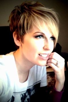 Simple Short Hairstyles for Spring and Winter: Vibrant Pixie Layered Pixie Cut, Kort Bob, Short Layered Haircuts, Sassy Hair, Popular Haircuts, Short Pixie Haircuts, Cute Hairstyles For Short Hair, Short Hair With Layers