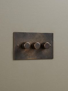 an electrical outlet on the wall with three knobs