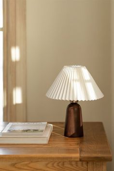 Side Table Lamps Bedroom, Appartement Decor, Home Decor Modern Farmhouse, Wooden Table Lamp, Art Bedroom Decor, Wooden Table Lamps, Modern Vintage Decor, Moving Home, Side Table Lamps