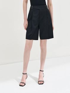 MO&Co.Women Wool Blend Tailored Shorts Features : - High waist - Three-dimensional pleated designCode : MBC2SOTT40Length of size M is 51cmBlack : Model is 178cm tall and wearing a size M MATERIALS & CARE : Material : 50.7% Polyester 49.3% WoolDo not bleach Do not tumble dry Hanging to dry Professional dry-cleaning, mild processTips : Wrap the metal parts well before dry cleaningPlease select your own size in the size chart according to your figure and serve model size as a guideline.