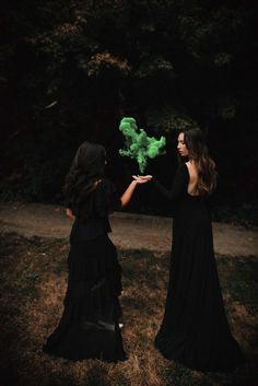 Best Friend Halloween Costume Ideas, Halloween Shot Ideas, Photoshoot With Friends, Best Friend Halloween, Witch Photos, Hallowen Ideas, Best Friend Halloween Costumes, Halloween Costumes For Women, Friendship Photoshoot