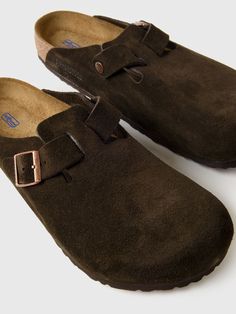 DESCRIPTION:This laidback clog is made from velvety suede and features a cushioned footbed that creates custom support with wear.FEATURES:Round ToeAdjustable BuckleAnatomically Shaped FootbedLatex Foam Soft FootbedUpper & Lining: SuedeSole: EVANarrow Fit Brown Suede Clogs With Cushioned Footbed, Brown Suede Slippers With Cushioned Footbed, Boston Soft Footbed, Birkenstock Men, Mocha, Birkenstock, Clogs, Boston