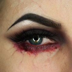 Trucco da vampira: da bambina o sexy, la guida per Halloween Maquillage Halloween Simple, Halloween Eye Makeup, Special Fx Makeup, Amazing Halloween Makeup, Halloween Makeup Scary, Zombie Makeup