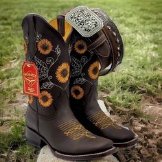 Bonitas Botas Con Girasoles Para Mujer en color cafe oscuro. con un perfil de punta cuadrada.

1.5" Tacon
12" Tubo de piel
Suela de cuero 
Forro de res
Made In Mexico 

Item: Q322G6294 Country Style Fitted Boots With Square Toe, Country Style Fitted Square Toe Boots, Western Martin Boots With Round Toe, Fitted Western Martin Boots With Round Toe, Country Style Square Toe Boots For Rodeo, Country Style Boots With Square Toe For Western-themed Events, Leather Boots With Square Toe For Country Events, Western Mid-calf Boots With Square Toe And Reinforced Heel, Western Fitted Mid-calf Boots With Square Toe