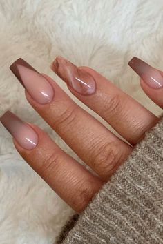 One of the easiest and cheapest ways to welcome the new Fall season is to do a fresh Fall nail colors 2021. As long as you swipe your favorite nail color, you have successfully transitioned to the next big nail trend. And you can also update your image. So, what is the best nail polish color in the fall of 2021? Rebecca Isa said that several hot colors are emerging from the deep pink on short nails, to the inspiration of rainbow colors, the ombré nail art. And the rich, Ongles Beiges, Fall Acrylic Nails, Nail Swag, Short Acrylic Nails Designs, Fall Nail Colors, Brown Nails