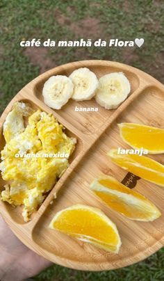 a person holding a wooden plate with different foods on it and the words cafe da manhas da flora written in spanish