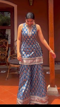 Indian Outfits Modern, Elegant Fashion Outfits, Indian Fabrics, Indian Dresses For Women, Indian Motifs, Traditional Indian Dress, Desi Fashion Casual