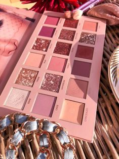 Makeup Revolution Palette, Huda Beauty Eyeshadow Palette, Koleksi Makeup, Huda Beauty Eyeshadow, Penyimpanan Makeup, Alat Makeup, Huda Beauty Makeup, Makeup Pallets, Makeup Eyeshadow Palette