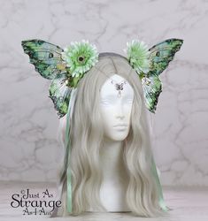 A real must-have statement crown for all fairies! A beautiful green flower fairy headdress. The wings are lightweight and far more durable than their glassy appearance might suggest! They are backed with wire, which is what gives them their gorgeous curve. They are flexible to touch, and may be very slightly adjusted to give a deeper/more shallow curve. The headdress is decorated with green blossoms. Sparkling Swarovski beads and butterfly charm hang over the forehead from a silver chain. The en Fairy Headpiece Diy, Butterfly Flower Crown, Fairy Headdress, Fae Costume, Adult Fairy Costume, Fairy Oc, Fairy Headpiece, Wing Butterfly, Fantasy Ball