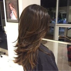 O tom de mechas perfeito para morenas by @tiagocardosohair #Mghairdesign Mais Long Hair Highlights, Medium Short Haircuts, Hair Adviser, Balayage Color, Marco Antonio, Medium Curly Hair Styles