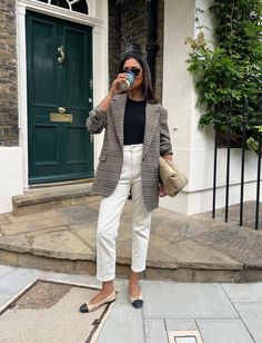 25 Chic Blazer Outfits For Elevated Everyday Style Fashion Outfits 2024 Trends Summer, White Blazer Work Outfit, Smart Casual Winter Outfits Women, Winter Outfits Office, Summer Professional Outfit, Winter Office Outfits Women, Cute Blazer Outfits, Female Lawyer Fashion, Mama Outfits