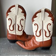 1980’s Rare Vintage Cowboy Cowgirl Western Boots. Genuine Leather Throughout. White And Brown Leather With Brown Leather Scroll Inlay Design. Marked Women’s Us Size 8.5. Fit True To Size. Note: There Is An Inch Long Marker Spot On One Boot And Some Wear Shown On The Toes Of Both Boots- See Photos Follow Me On Instagram: @Dreamonromeo Montana Boots Ralph Lauren Stallion Boots Justin Boots Tony Lama Larry Mahan Chisholm Panhandle Slim Laredo Free People Rocketbuster Boots Spell & The Gypsy Chasing Retro Fitted White Boots, Vintage Cream Boots With Pointed Toe, Vintage White Boots With Round Toe, Vintage White Round Toe Boots, Vintage Cream Pointed Toe Boots, Retro White Leather Boots, Fitted Vintage Cream Boots, Rocketbuster Boots, Chasing Unicorns