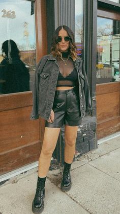 Rock Outfits For Women Concert, Edgy Festival Outfit, Rock Festival Outfit, Casual Festival Outfit, Graduated Layers, Black Festival Outfit, Leather Shorts Outfit, Punk Concert, Concert Outfit Rock