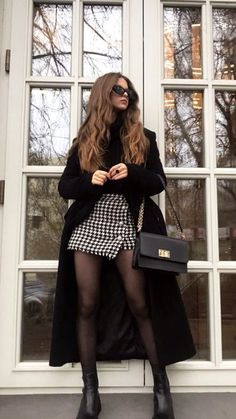 Parisian style- Parisian Outfits for women- Parisian style- Beautiful Parisians outfits Professional Fits, Stil Rock, London Outfits, Parisian Outfits, Boutique Ideas, Europe Outfits, Winter Fashion Outfits Casual, Paris Outfits, Europe Trip