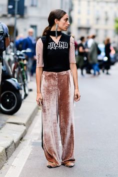 The Best Street Style From Milan Fashion Week Jeans Palazzo, Moda Hippie, Fashion Content, Milan Street Style, Milan Fashion Weeks, Velvet Pants, Street Style Inspiration