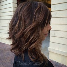 medium length wavy brunette balayage hair Rambut Brunette, Brown Hair Balayage, Dark Brown Hair Color