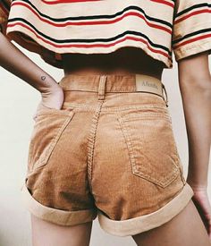 corduroy shorts - like the color & shirt match too Mode Tips, Fashion Week 2018, Look Retro, Blazer Outfit, 90's Fashion, Hipster Fashion, Moda Vintage, Casual Fall Outfits