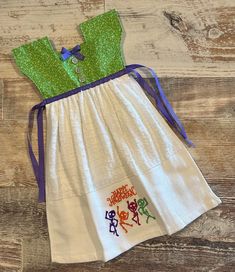 "This cute little oven dress is the perfect gift for wedding, house warmings, birthdays, and more!  Made from 100% cotton green print fabric and a white Happy Halloween Skeleton embroidered dish towel, this little dress will hang nice and neat over your oven handle, purple grosgrain ribbon ties on each side will keep it in place.   Oven dress measures approx. 8\" from shoulder to shoulder and 16 1/2\" inches from top to bottom.    Care instructions:  Machine wash gentle, tumble dry on low or han Tea Towel Dress, Towel Dress, Green Towels, Cloth Pads, Halloween Skeleton, Embroidered Skirt, Flour Sack, Kitchen Tea, Unique Crochet