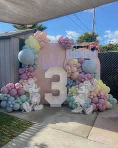 a balloon arch with the number 3 in front of it