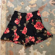 - Floral Skirt-Like Flared Shorts - Never Worn - Small Crease Where They Have Been On The Hanger, Will Likely Come Out After Being Washed. - Zipper Closure On The Back Flared Shorts, The Hanger, Skorts, Pink Black, Floral Skirt, The Back, Pink Ladies, Black Pink, Womens Shorts