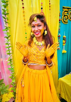 Haldi Dress For Bride, Haldi Poses For Bride, Haldi Dress Ideas, Haldi Photoshoot, Haldi Ceremony Outfit, Haldi Dress, Wedding Platters, Haldi Outfit, Indian Wedding Video