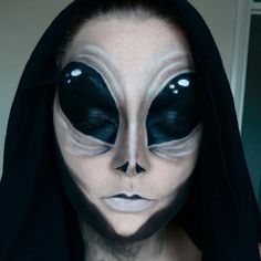 Coole Halloween Schminktipps für einen einmaligen Look                                                                                                                                                                                 Mehr Halloween Makeuo, Alien Halloween Makeup, Alien Make-up, Alien Eyes, Make Up Diy, Fantasy Make-up, Alien Makeup, Parade Ideas