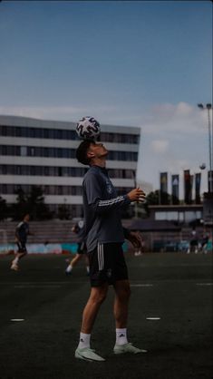 Male soccer player aesthetic Strong Men Aesthetic, Soccer Boys Aesthetic, Soccer Aesthetic Boy, Sporty Boy Aesthetic, Soccer Boy Aesthetic, Soccer Player Aesthetic, Sporty Guys, Soccer Senior Pictures