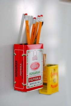 9 Stylish Uses for Vintage Tins- 7. Make it magnetic. An easy magnet DIY using vintage tins is perfect and practical for your fridge or home office to help you with simple notes and reminders Koti Diy, Diy Magnets, Diy Projektit, Spice Tins, Vintage Tins, Crafty Craft, Diy Organization, Diy Hacks, Pencil Holder