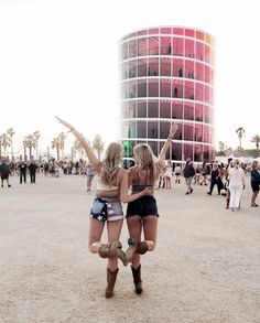 Stagecoach Picture Ideas, Country Concert Poses With Friends, Stagecoach Pictures, Country Concert Photo Ideas, Country Concert Poses, Concert Poses, Festival Photoshoot, Cowgirl Clothes