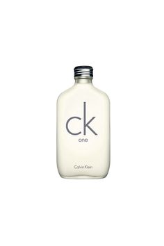 CK One é revolucionário e rejeita os estereótipos tradicionais de gênero ao harmonizar o floral feminino com a madeira masculina em uma única fragrância. Atemporal, ousada e clean, sua fragrância reúne notas refrescantes de chá verde e bergamota, perfeitamente equilibradas com nuances de especiarias, como cardamomo, junto às pétalas de rosas e violeta, compondo suas notas de fundo com a sensualidade do musk e do âmbar.

Calvin Klein One For All, perfume, eau de toilette, fragrância, estilo Calvin Klein One, Calvin Klein Ck One, Ck One, One For All, Manicure E Pedicure, Lily Of The Valley, Flask, Calvin Klein, Oscar De La Renta