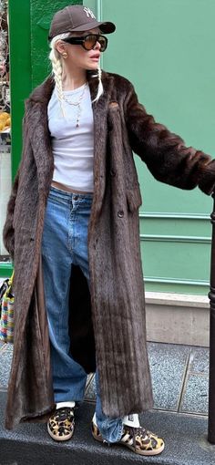 90s Fashion Winter Street Style, Fall 24 Street Style, Interesting Winter Outfits, November Street Style, Finland Street Style, European Winter Outfits Street Style, Amsterdam Outfit Winter Street Fashion, Madrid Street Style 2024, Winter Nyc Outfits Street Style