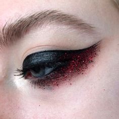 Simple Editorial Makeup, Angel And Devil Makeup, Female Devil Makeup, Easy Devil Costume, Devil Make Up Halloween, Dark Devil Costume, Devil Makeup Look Easy, Female Devil Costume, Devil Halloween Costume For Women