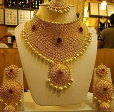 Ruby Jewelry Necklaces, Indian Bridal Jewelry Sets, Gold Jewelry Prom, Gold Necklace Wedding, Indian Wedding Jewelry Sets, Gold Pearl Jewelry, Bridal Jewelery, Choker Necklace Designs, Ali Baba