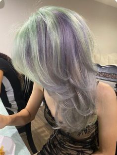 Mint Hair, Rainbow Hair Color, Hair Streaks, Dyed Hair Inspiration, Feel More Confident, Lavender Hair, Pretty Hair Color, Hair Stylies, Penteado Cabelo Curto