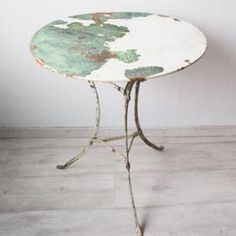 an old table with peeling paint on it