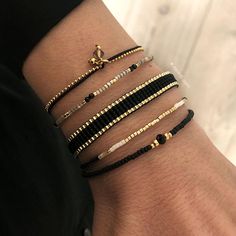 Schattige dubbele armband gemaakt van fijne bolletjesketting en elegante koordjes, met mooie bedeltjes in het midden. Maat: in lengte verstelbaar van 16 t/m 19 cm. Het model op de foto heeft een polsmaat van 15,5 cm. Handgemaakt in Nederland en voorzien van een officieel Mint15-label © Miyuki Bracelet, Beads Bracelet Design, Charms Bracelet, Handmade Jewelry Designs, Miyuki Beads, Bracelet Black, Jewelry Making Tutorials, Bracelet Collection, Wire Earrings