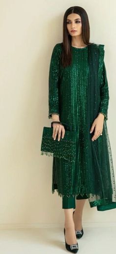 This green sequin straight kurta is made from designer sequin fabric which is eye catching in its look. This is kurta plazzo set .it is paired up with silk plazzo . Both the kurta and pants will have lining inside. We will collect your measurements as soon as the outfit is booked. Please feel free to contact us on etsy convo for further queries. Thank you Party Wear Simple Dresses Pakistani, Mehendi Dresses Pakistani, Fancy Dress Designs Pakistani, Boutique Dress Designs Party Wear, Boutique Dress Design Pakistani, Pakistan Party Wear, Green Pakistani Suit, Eid Mehendi, Eid Dress