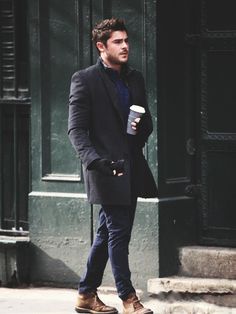 I Want to Remember So I Don't Forget - zac efron street style Mens Street Style Winter, A Man In A Suit, Man In A Suit, Walking Down The Street, Navy Chinos, Street Snap, Traje Casual, Zac Efron, Street Style Winter