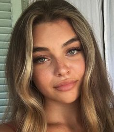 Blonde With Freckles Natural, Natural Summer Makeup For Brown Eyes, Natural Makeup Glossy Lips, Natural Makeup With Freckles, Light Feminine Makeup Looks, Freckles Blonde Hair, Sunkissed Makeup Natural, Ingenue Archetype, No Makeup Makeup Look Natural