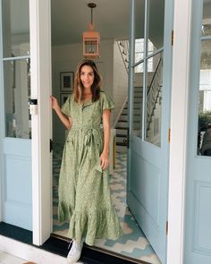 Gal Meets Glam Daily Look featuring Julia wearing Doen dress and Veja sneakers. Julia Berolzheimer, Feminine Fashion, Gal Meets Glam, Fashion Blogger Style, Grunge Look, Elegante Casual, Getting Dressed, 90s Grunge, Fashion Tips For Women