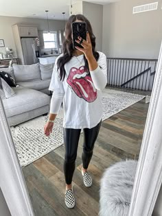 Winter Oversized Tshirt Outfit, Band Tee Gym Outfit, Cozy Concert Outfit, Leather Leggings Graphic Tee Outfit, Modest Graphic Tee Outfit, Comfy Legging Outfits Spring, Styling Oversized Tshirt With Leggings, Edgy Airport Outfit, Oversized Tee And Leggings Outfit