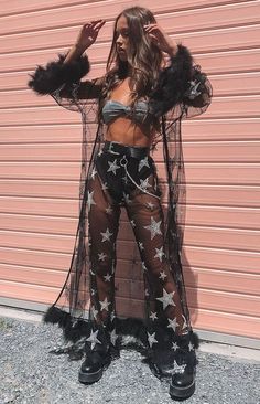 #GuitaModa. Capa e calça de tule preta com estampa prateada de estrelas, top cropped cinza, hot pant preta, coturno preto Look Da Festival, Best Coachella Outfits, Baby Fashion Trends