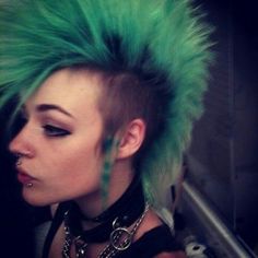 Punk af. Green Mohawk, Mohawks, Hippie Hair, Punk Aesthetic, Punk Hair, Punk Girl, Alternative Hair, Estilo Punk