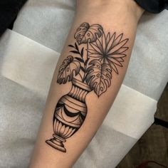 Tatuagem tatuagem feminina tatuagem preta vaso flores delicada black art tattoo criativa Plant In Vase Tattoo, Plant Pot Tattoo, Plant Vase Tattoo, Traditional Tattoo Vase, Olive Tattoo, Vase Tattoo, Abstract Tattoo Ideas, Wrist Tattoo Designs