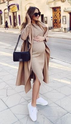 Embrace maternity fashion this winter with these 50 bump friendly outfit ideas that will keep you warm and stylish throughout your pregnancy! From cozy sweater dresses to chic camel coats and white sneakers that pair well with every look, these outfits offer a classy yet trendy way to rock your pregnancy style this season. Get inspired by stylish ideas that make dressing up easy, casual, and sophisticated, no matter where you're headed. Winter Clothes For Pregnant Women, Pregnate Outfit Winter, Crop Top Maternity Outfit, Classy Pregnant Outfits, Preagnet Outfits, Pregnancy Business Outfits, Going Out Pregnancy Outfits, Pregnet Outfits Pregnancy Fashion